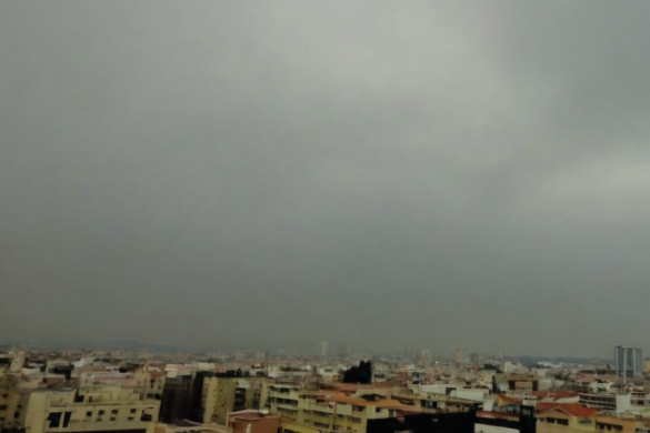 una ciudad con muchos edificios altos bajo un cielo nublado con algunas nubes a lo lejos y algunos edificios en primer plano, Arthur B. Carles, pintura mate, una pintura mate, videoarte
