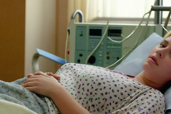 una mujer acostada en una cama de hospital con un monitor en la pared detrás de ella y una cama de hospital al fondo, Clarice Beckett, película fija, una fotocopia, neoplasticismo
