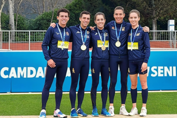 un grupo de personas paradas en lo alto de un campo con medallas en sus manos y vistiendo uniformes azules y zapatos azules, Aquirax Uno, atlético, una foto, escuela de quito