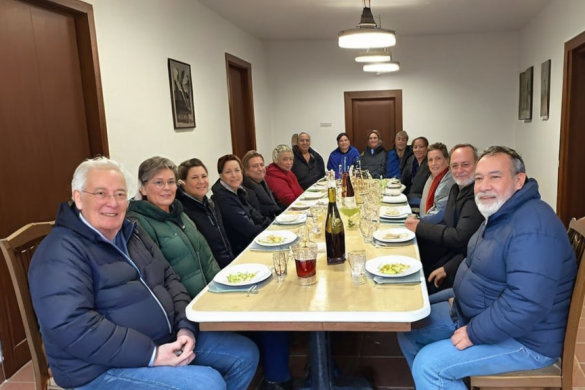 un grupo de personas sentadas en una mesa larga con platos de comida encima y una botella de vino, Carpoforo Tencalla, artgem, una foto, incoherentes