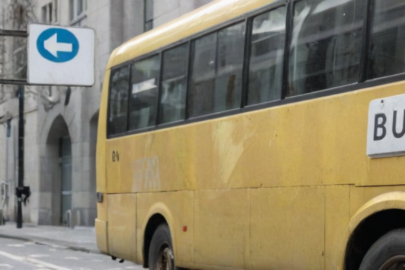 un autobús amarillo estacionado al costado de una calle al lado de un edificio con un letrero que dice autobús, Bálint Kiss, mate, una fotografía de archivo, accionismo vienés
