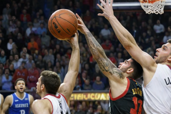 un grupo de hombres jugando un partido de baloncesto en una cancha con una multitud observándolos desde las gradas, Edo Murtić, cambio de rumbo, un cartel, arte procesal