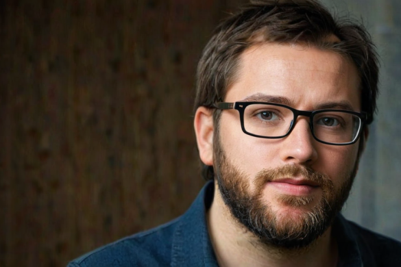 un hombre con gafas y barba mira a la cámara con una expresión seria en su rostro y una expresión seria en su rostro, Adam Pijnacker, peter konig, un retrato de personaje, les automatistes