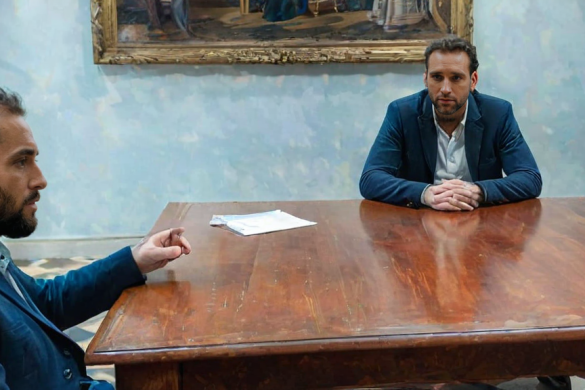 Dos hombres sentados en una mesa con papeles y un teléfono celular en las manos, uno de ellos apuntando al otro, David Teniers III, pintura barroca, una pintura renacentista, arte povera.