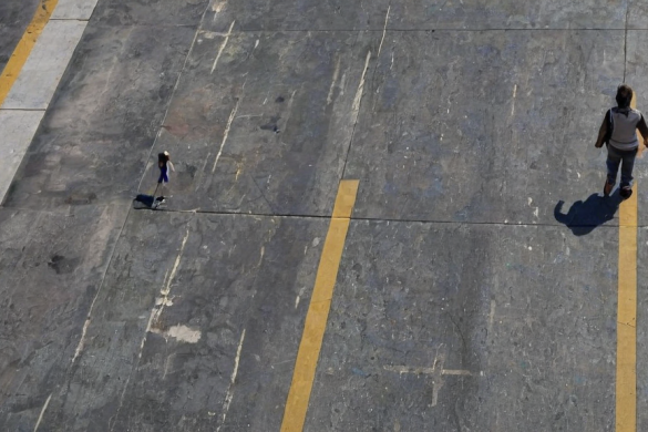 una mujer y un niño caminando por una calle junto a un estacionamiento con líneas amarillas en el suelo, Andreas Gursky, anamórfico, una fotografía, figuración libre