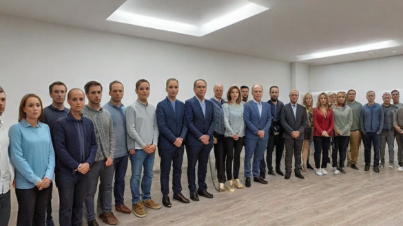 un grupo de personas de pie en una habitación con un hombre con traje y corbata frente a ellos, Avgust Černigoj, ultra gran angular, una fotografía de archivo, incoherentes
