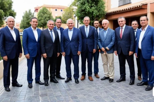 un grup d'homes vestits l'un al costat de l'altre en una passarel·la de maó davant d'un edifici, nom de Carlos Trillo, lliga de llegendes, una foto d'estoc, incoherents