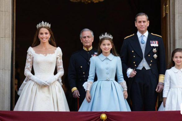 un grup de persones a un balcó al costat de l'altre amb vestits i tiares i agafats de la mà, Caroline Lucy Scott, vfx, una il·lustració d'un llibre de contes, incoherents