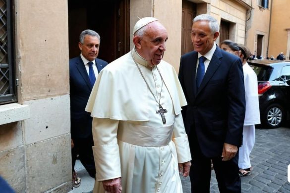un home amb vestit i corbata camina amb un home amb vestit i corbata i un home amb vestit, Francesco Cozza, foto real, foto d'estoc, premsa privada