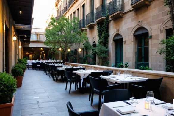 un restaurant amb taules i cadires a l'exterior i una vorera folrada d'arbres i plantes a banda i banda de les taules, Enguerrand Quarton, 16k, una foto de tilt shift, escola de barbizon