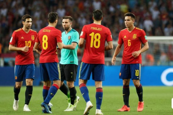 un grup d'homes a dalt d'un camp de futbol al costat de l'altre en un camp d'herba, Carles Delclaux Is, pintura a l'oli renaixentista, una pintura renaixentista, incoherents