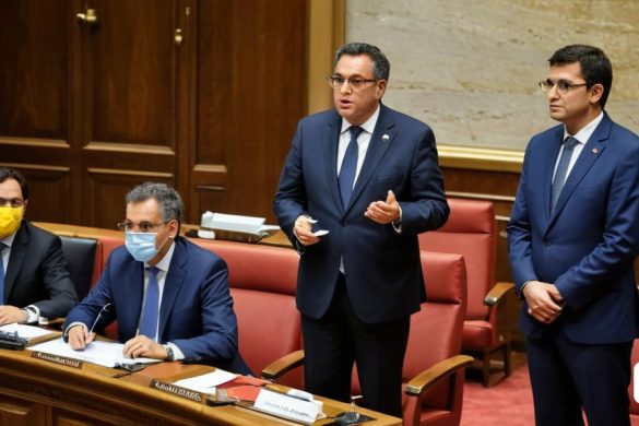 un grup d'homes amb vestits i màscares asseguts a una taula amb papers i bolígrafs al davant, Constantine Andreou, enfocat, una foto microscòpica, neoplasticisme