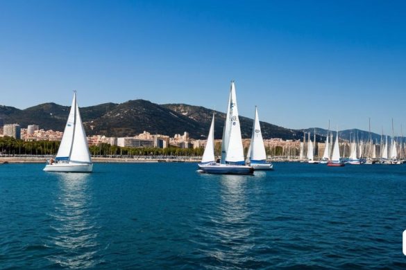 un grup de velers flotant dalt d'un llac al costat d'un skyline de la ciutat al fons amb muntanyes, Antoni Pitxot, un paisatge molt bonic, una renderització digital, incoherents