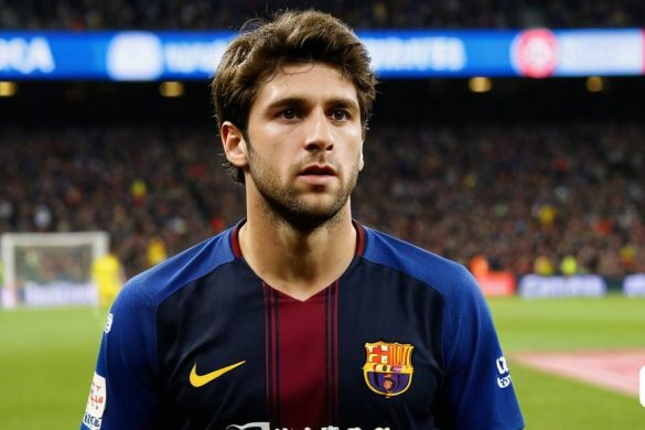 un home amb una camisa blava i vermella davant d'un camp de futbol amb una multitud de gent, Carles Delclaux Is, qualitat espectacular, una fotocòpia, plasticien