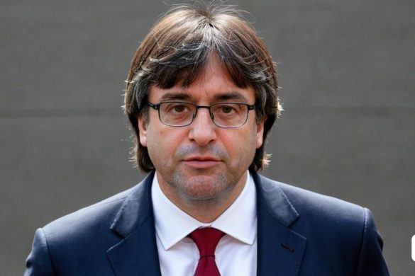 un home amb vestit i corbata amb ulleres a la cara i una mirada seriosa a la cara, Arthur B. Carles, houdini, un retrat, plasticien