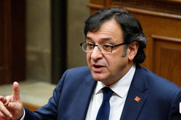 un home amb vestit i corbata assegut en una cadira amb la mà al costat de la cadira, Arthur Sarkissian, thierry doizon, un holograma, els automatistes