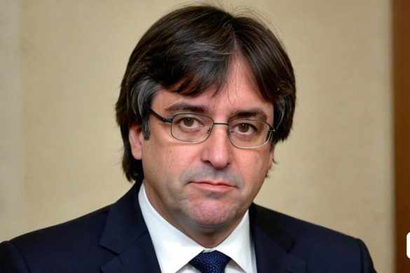 un home amb vestit i corbata mirant la càmera amb una mirada seriosa a la cara i les espatlles, Arthur B. Carles, tret al cap, un retrat, plasticien