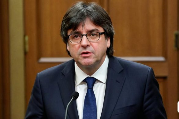 un home de vestit i corbata fent un discurs en un podi amb un micròfon al davant, Carles Delclaux Is, ignacio fernandez rios, un retrat, regionalisme