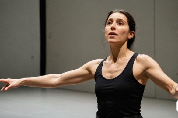 una dona aixeca els braços i mira alguna cosa a l'aire amb les mans al costat, Eva Gonzalès, arthouse, retrat d'un personatge, arabesc