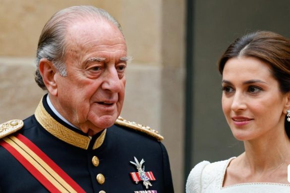 una dona amb vestit blanc i un home amb uniforme militar es troben l'un al costat de l'altre fora d'un edifici, Eva Gonzalès, ignacio fernandez rios, un pastel, incoherents