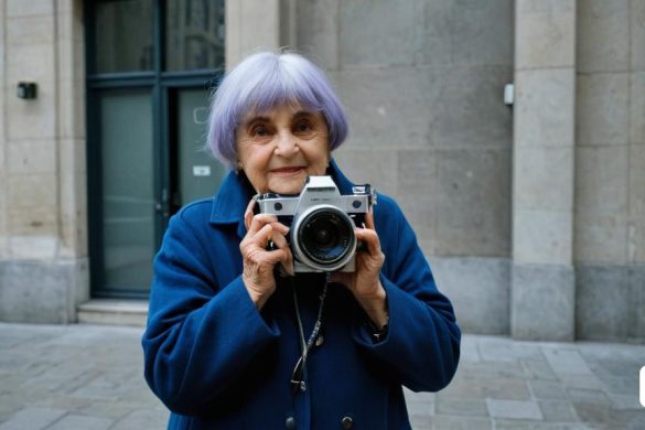 una dona fent una foto amb una càmera davant d'un edifici amb columnes i portes al costat del carrer, Diane Arbus, lomografia, retrat de personatges, precisió