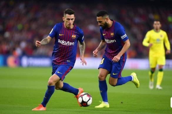 dos homes juguen a futbol en un camp amb una multitud que els mira des de la grada i un estadi ple de gent, Carles Delclaux és, mitjans oficials, un cartell, plasticien