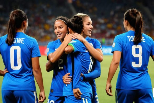 un grup de jugadores de futbol femenines dempeus en cercle juntes en un camp amb els braços al voltant, Andrea Orcagna, foto, un quadre renaixentista, les nabis