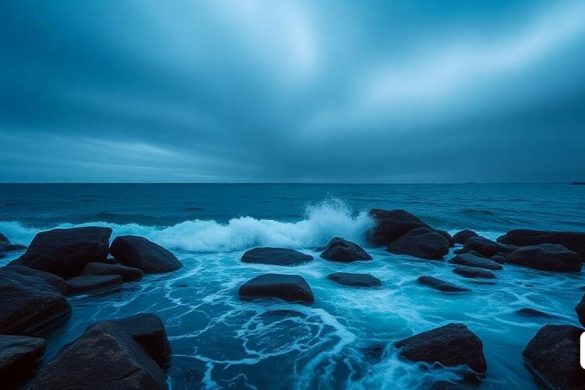 una massa d'aigua amb roques en primer pla i un cel ennuvolat a sobre, amb uns quants núvols a la distància, Daniel Lieske, oceà, una pintura mat, naturalisme