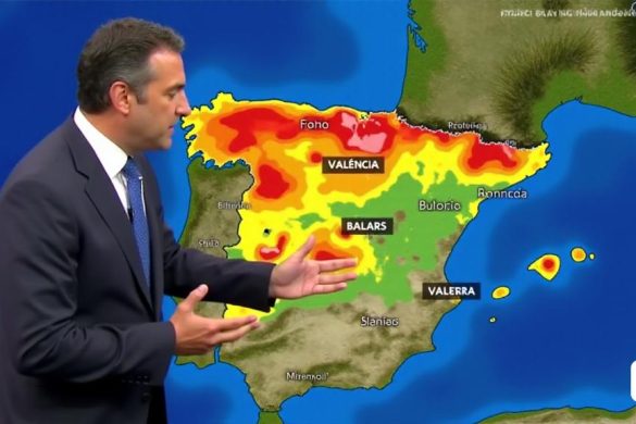 Una imagen detallada del meteorólogo Roberto Brasero brindando un pronóstico del tiempo para España. Se lo ve haciendo gestos con las manos mientras está de pie frente a un colorido mapa meteorológico que muestra diferentes regiones de España. El mapa muestra diferentes tonos que representan áreas con potencial de lluvia y tormentas, con énfasis en regiones como Valencia, Baleares y el noreste peninsular. En el fondo, se ven símbolos de nubes de lluvia y sol, que indican las diversas condiciones climáticas esperadas. La expresión de Roberto Brasero transmite seriedad y concentración mientras brinda información meteorológica importante a los espectadores.