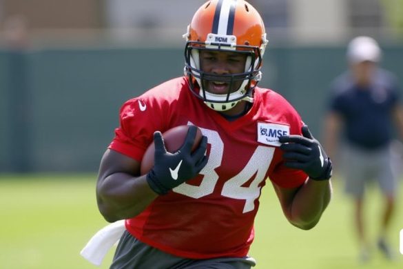 LAKE FOREST, Ill. - A Ben Johnson no le gustó donde el ala cerrada Cole Kmet se alineó durante un simulacro dentro del Centro Walter Payton el miércoles. Entonces, el entrenador en jefe de los Chicago Bears dejó que su veterano lo escuchara durante la práctica. "Es la forma en que estamos entrenando en cada posición en este momento", dijo Johnson cuando se le preguntó sobre la obra de actividades del equipo organizado. "Pienso particularmente en la ofensiva de mi parte, y luego en defensa con (el coordinador Dennis Allen), cada posición lo escuchó de la misma manera. Anuncio "Y somos (8k, mejor calidad, obra maestra, muy detallada: 1.1)