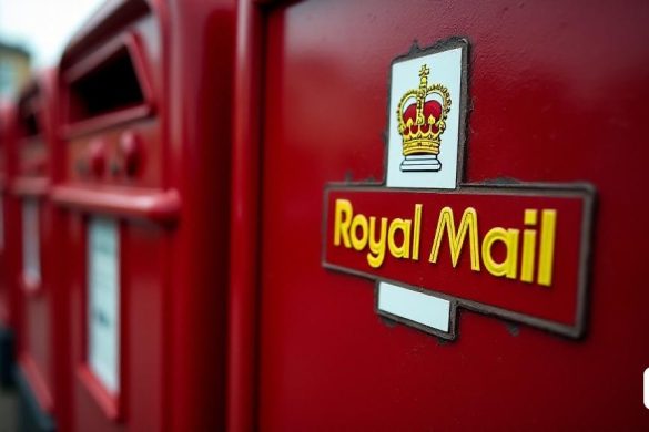 Royal Mail podría enfrentar bien después de faltar objetivos de entrega Royal Mail podría ser multado por los reguladores después de no cumplir con los objetivos de entrega. Ofcom ha lanzado una investigación después de que casi una cuarta parte del puesto de primera clase llegó a fines del año pasado. También se perdió el objetivo del 98.5% para el puesto de segunda clase, con solo el 92.2% entregado dentro de los tres días requeridos. La compañía ya se ha enfrentado a una multa combinada de £ 16 millones por no alcanzar sus obligaciones de servicio en los dos años anteriores. Royal Mail SA (8k, mejor calidad, obra maestra, muy detallada: 1.1)