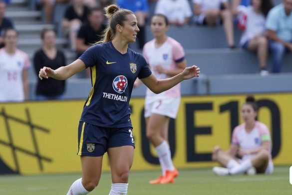 SAN JOSE, California - La comisionada de la Liga Nacional de Fútbol Femenino Jessica Berman habló públicamente el sábado por primera vez desde que el defensor de Angel City FC Savy King colapsó durante un partido contra los Reales de los Utah el 9 de mayo. Durante el medio tiempo del juego de Angel City en Bay FC el sábado, Berman dijo que la liga se centró en "garantizar que todos nuestros procedimientos médicos fueran seguidos y que, sobre una base hacia adelante", los juegos no continúan en ninguna circunstancia similar. Aunque el comisionado reitera (8k, mejor calidad, obra maestra, muy detallada: 1.1)